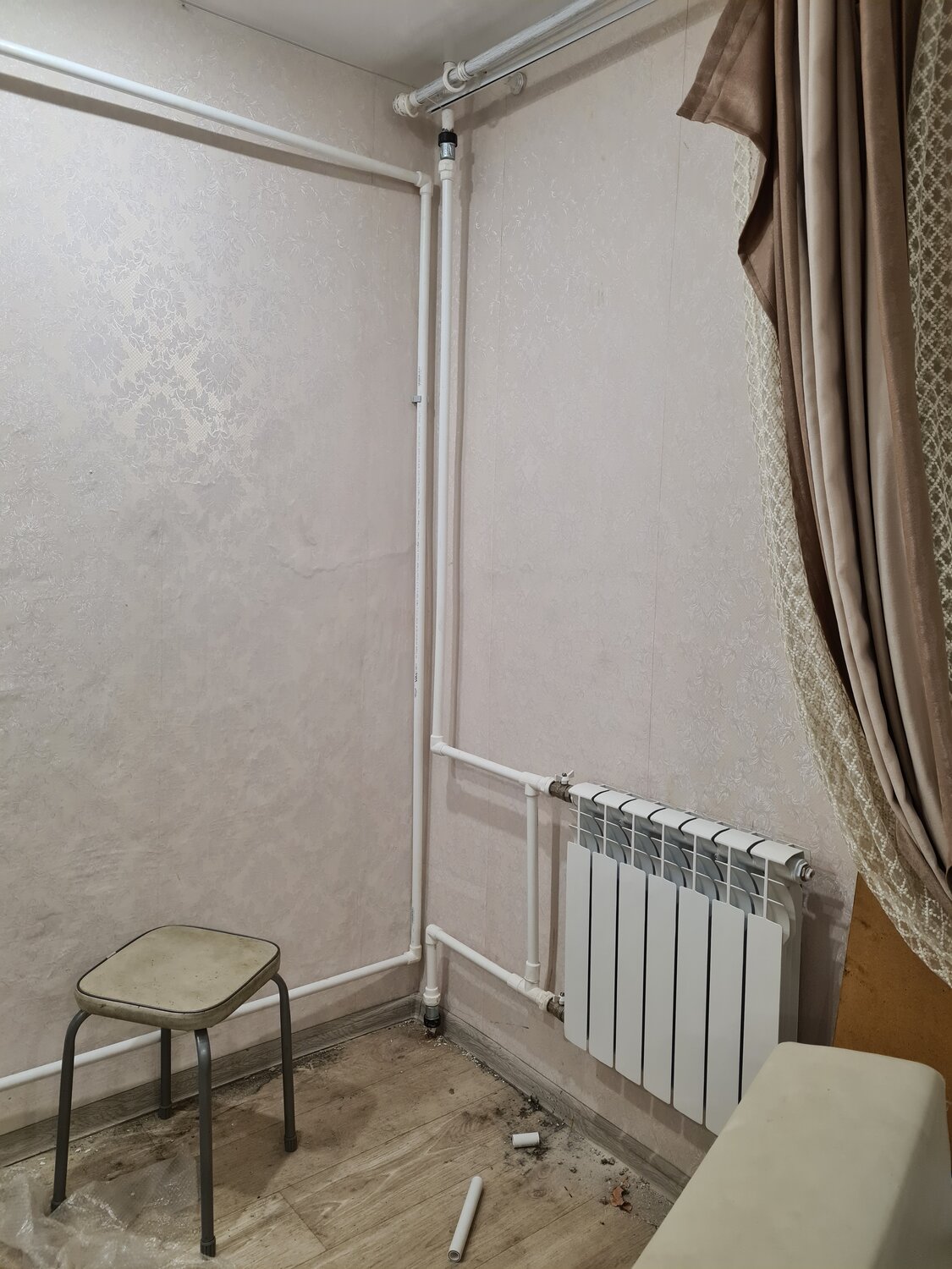 квартира, угловая комната, вертикальные трубы отопления, комната, интерьер