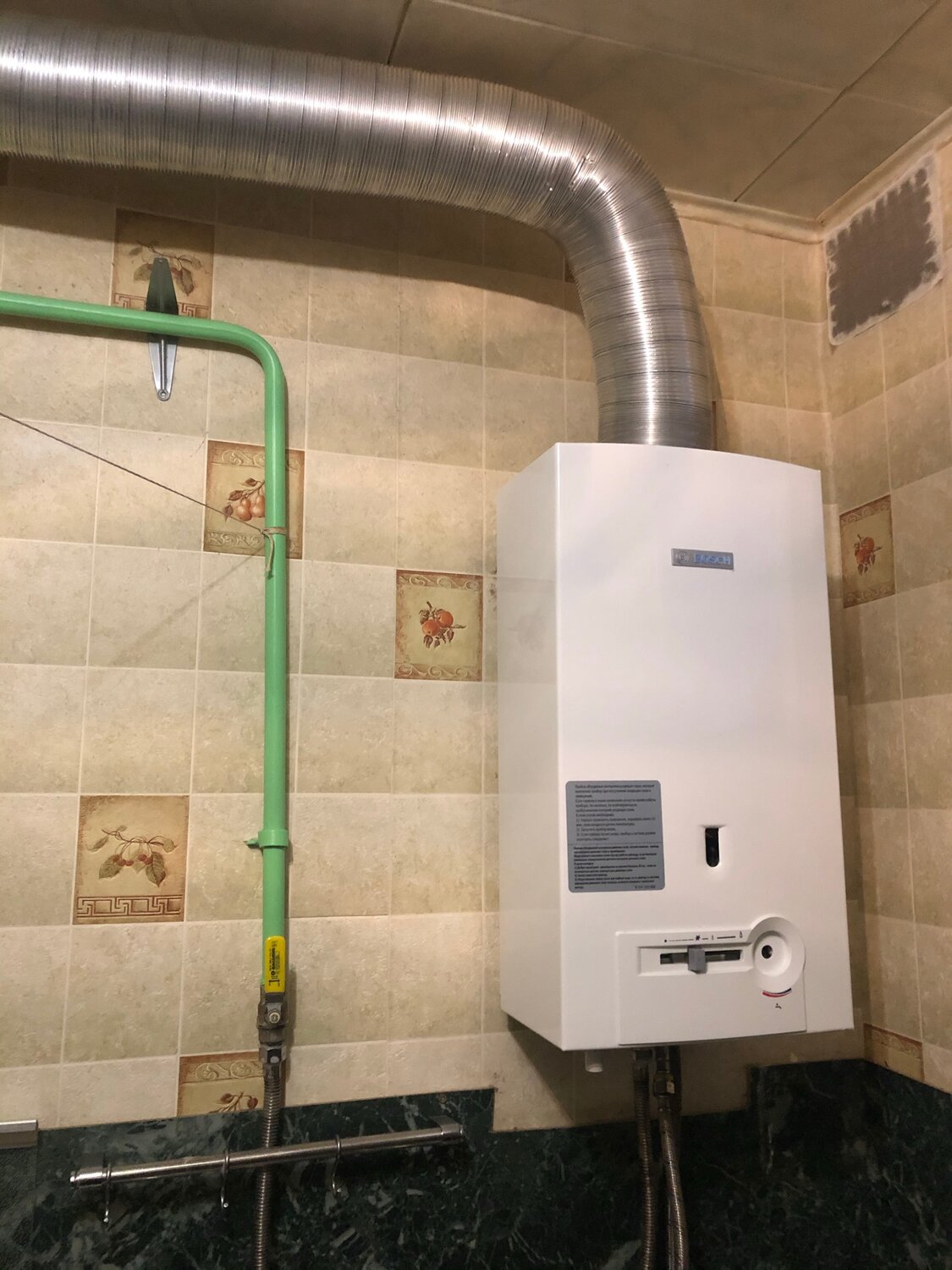 монтаж газовой колонки, трубы вытяжки для газовой колонки сабировская д.50, газовая колонка аристон примо с коаксиальным дымоходом, дымоход для газовой колонки ф 80 мм, дымоход для газовой колонки neva lux