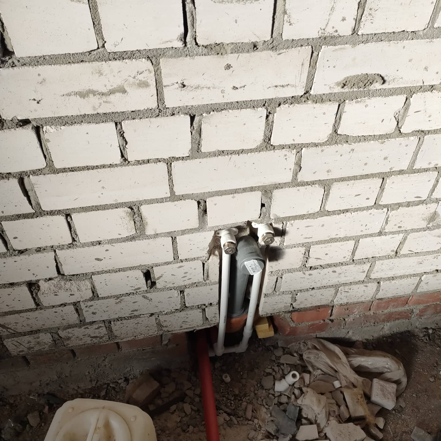 штроба в кирпичной стене, труба отопления в кирпичной стене, пеноизол дырки в стене, прокладка труб в газобетоне, монтаж