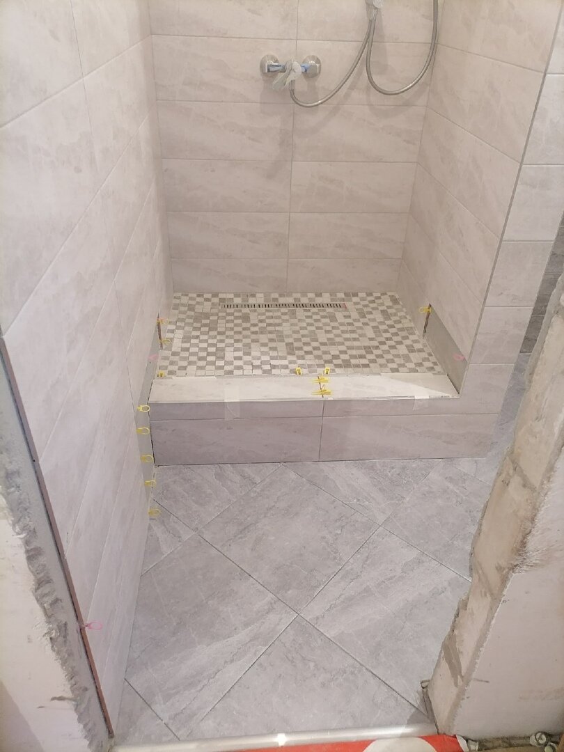 душевая обложенная плиткой, душевые поддоны из плитки, сидушка в душевой из плитки, душевой поддон из керамогранита kerama marazzi, душевая из пеноблоков