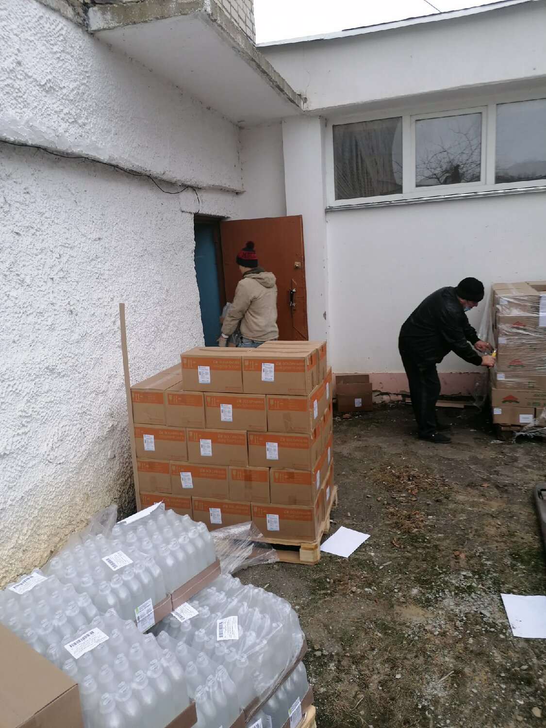газобетон, блоки ytong на стройке, кирпичная кладка гаража, квадратный дом из газосиликата и облицовочного кирпича, на стройке