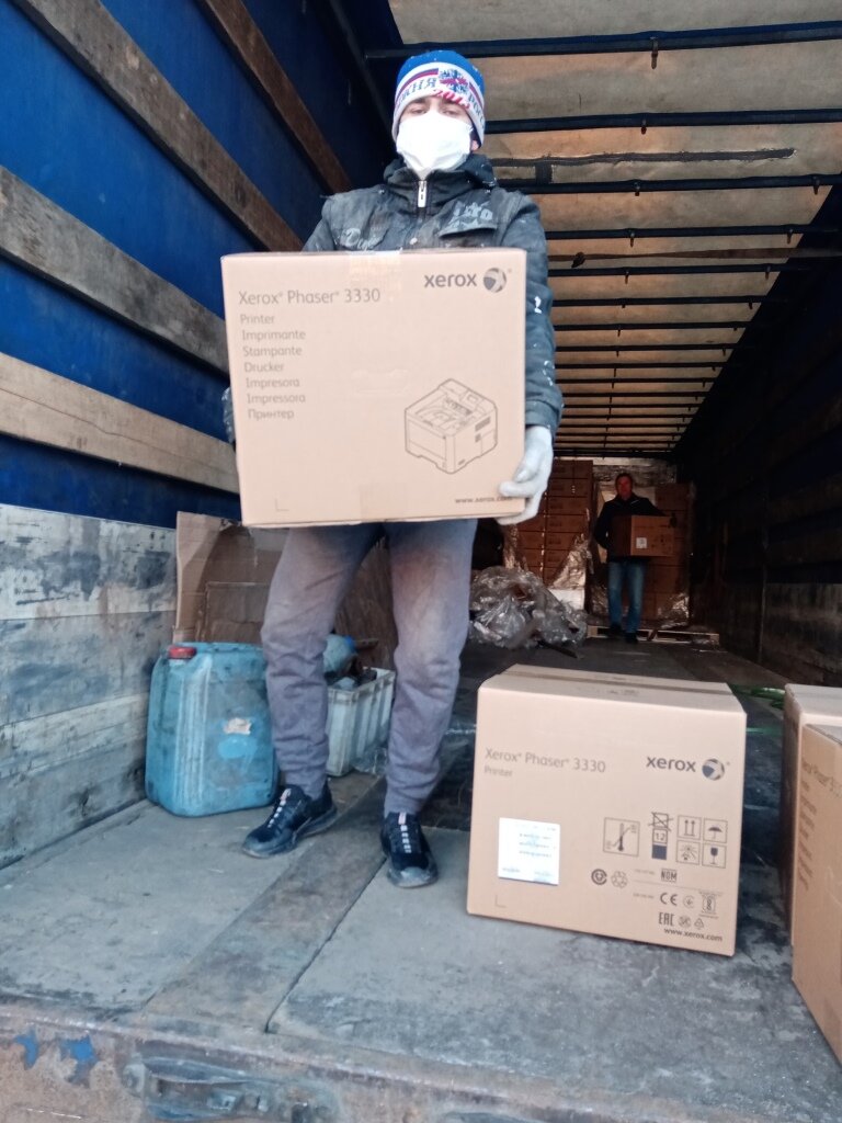 человек, люди, китайский почтальон, склад с коробками, посылка