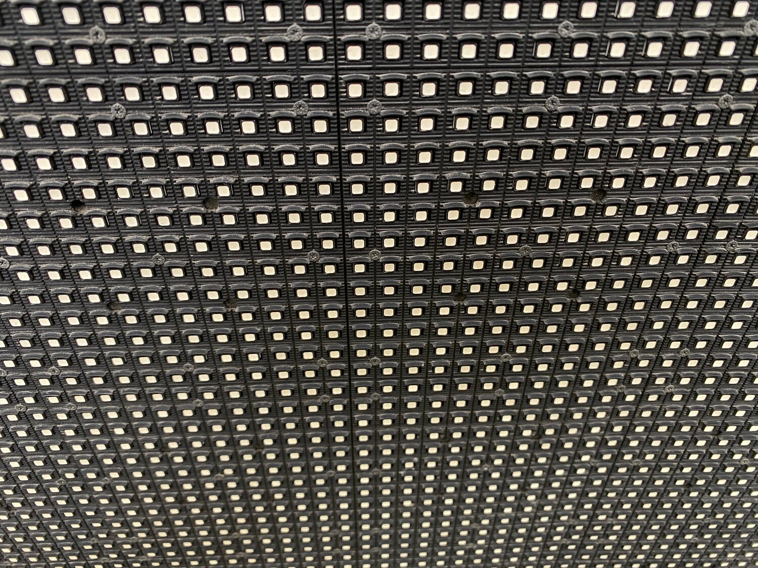 beach house - bloom (2012), сетка металл, экран, металл, черная сетчатая ткань