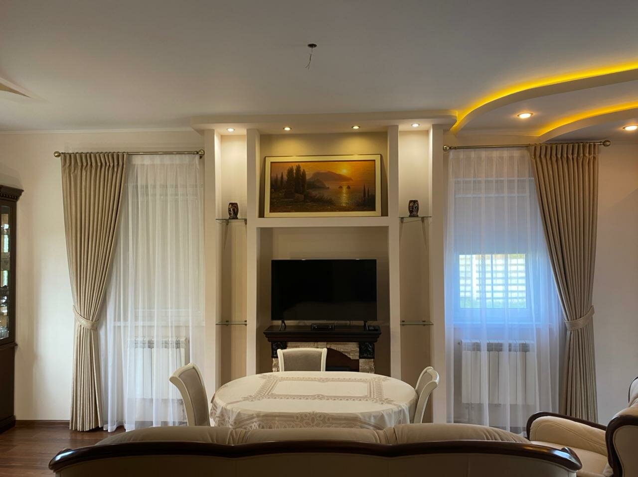 потолок с эркером, потолок в спальне с эркером, дизайн интерьера, потолок в спальне, карнизы в современном интерьере