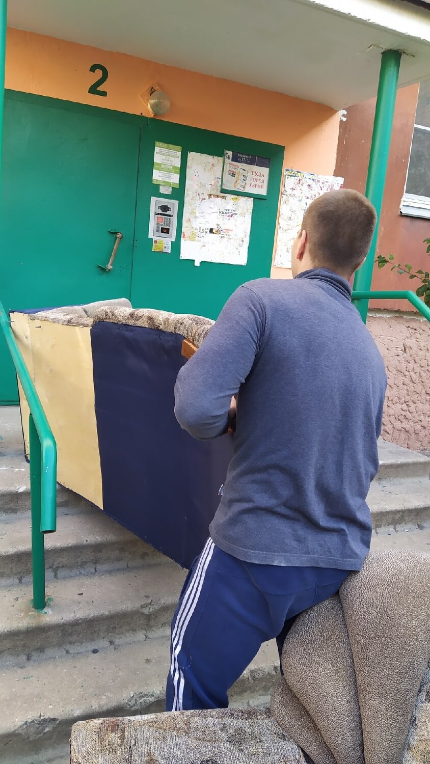 человек, стена для осужденных, здание, капитальный ремонт, сидите дома лозунг для пожилых в пандемию