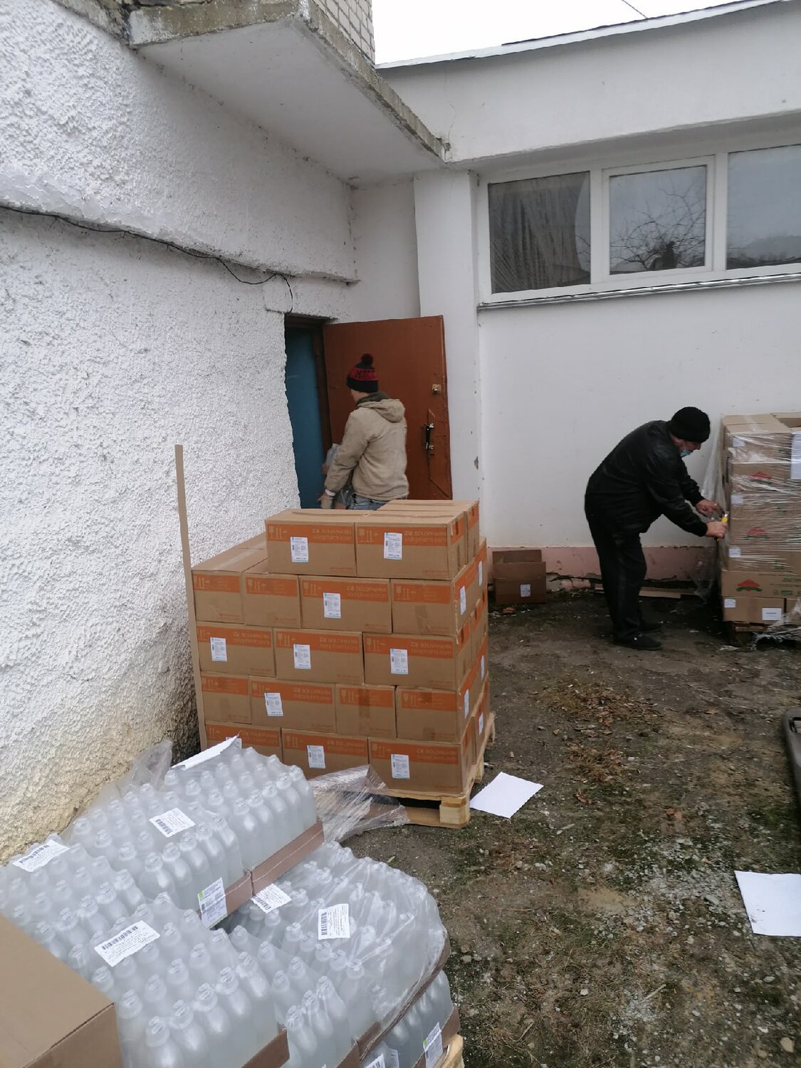 газобетон, блоки ytong на стройке, квадратный дом из газосиликата и облицовочного кирпича, упаковка, на стройке