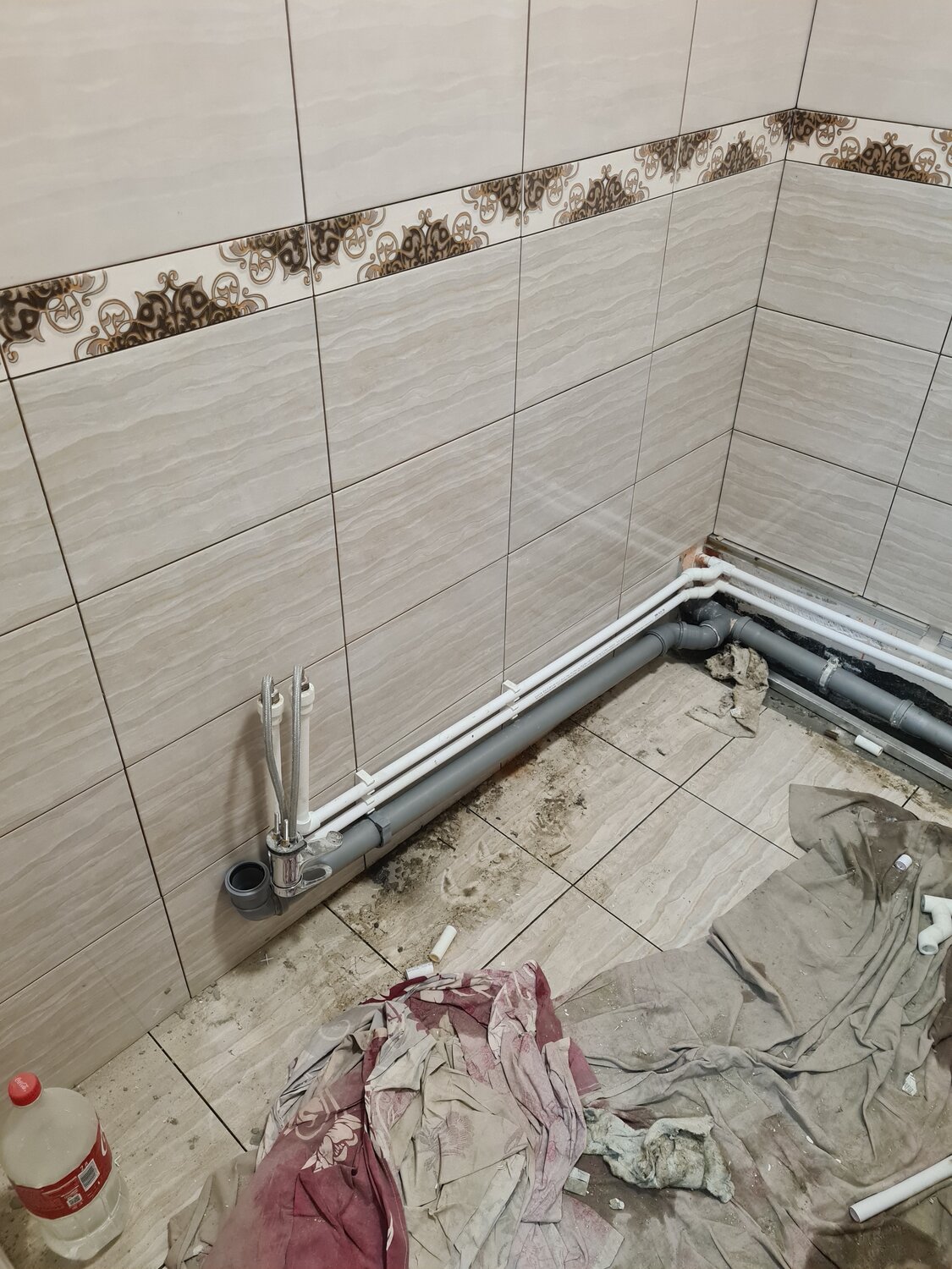 укладка плитки под трубы, укладка плитки, укладка плитки в ванной на стены, углы в ванной под плитку, внутренняя отделка укладка плитки