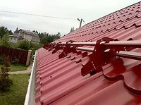 металлочерепица снегозадержатели или снеразрезатели, снегозадержатель трубчатый эконом 3 метра ral 3005, снегозадержатель трубчатый d.25 3м с4-мя опорами красное вино, снегозадержатели трубчатые гранд лайн оптима, снегозадержатель трубчатый сзт-h150