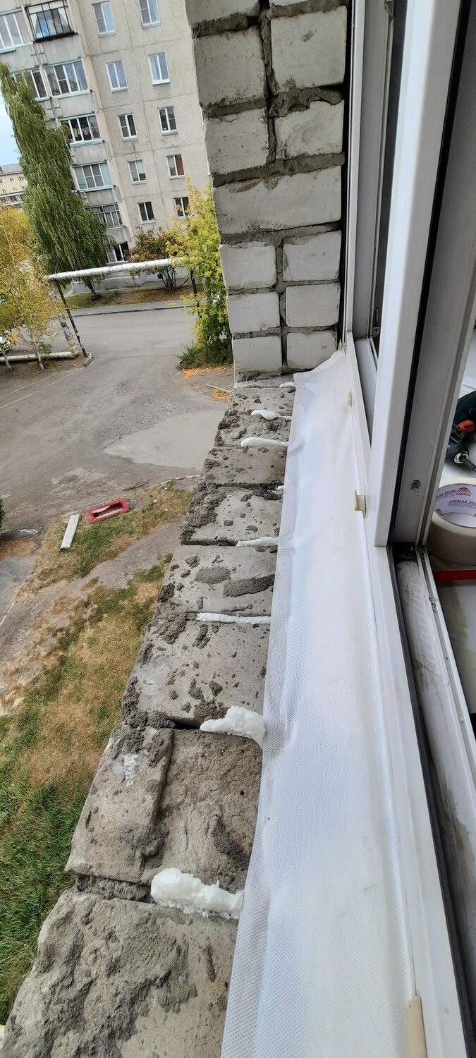 кладка парапета из пеноблоков, утеплитель под оконный отлив, отмостка из цемента, отливы для отмостки фундамента, бордюр для отмостки