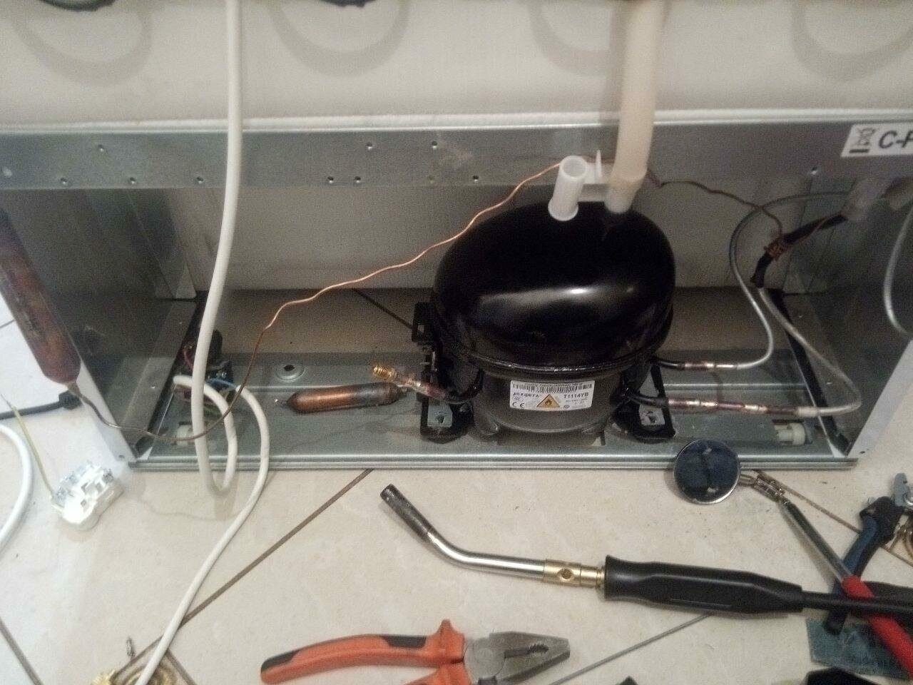 холодильник indesit мотор фреон, холодильник, мотор холодильника, компрессор на холодильник, работа холодильника