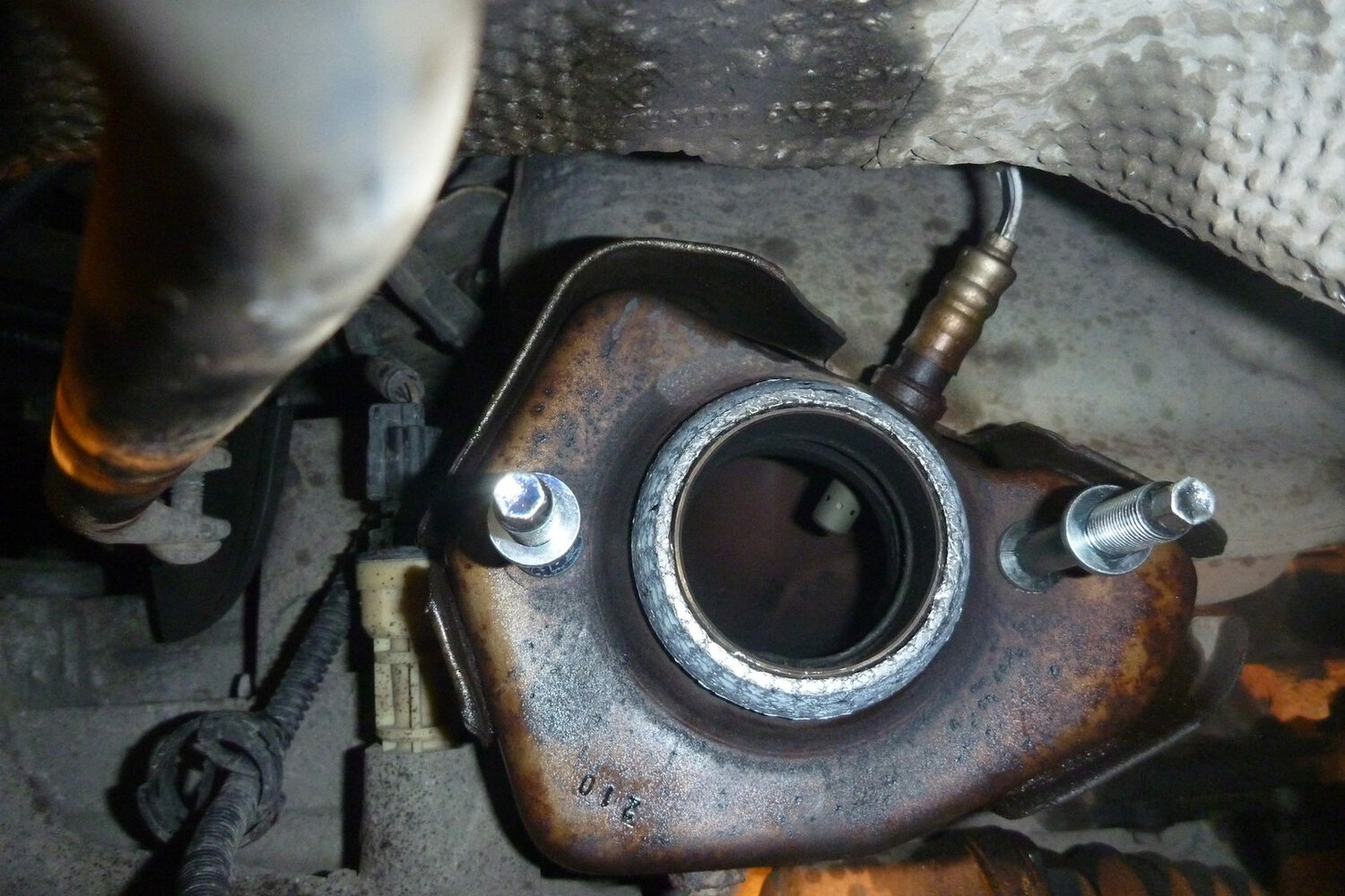 прокладка приемной трубы рено логан 2 1.6 8 клапанов, катализатор хендай грандер, задний суппорт, катализатор, подшипники поворотного кулака ниссан примера р10