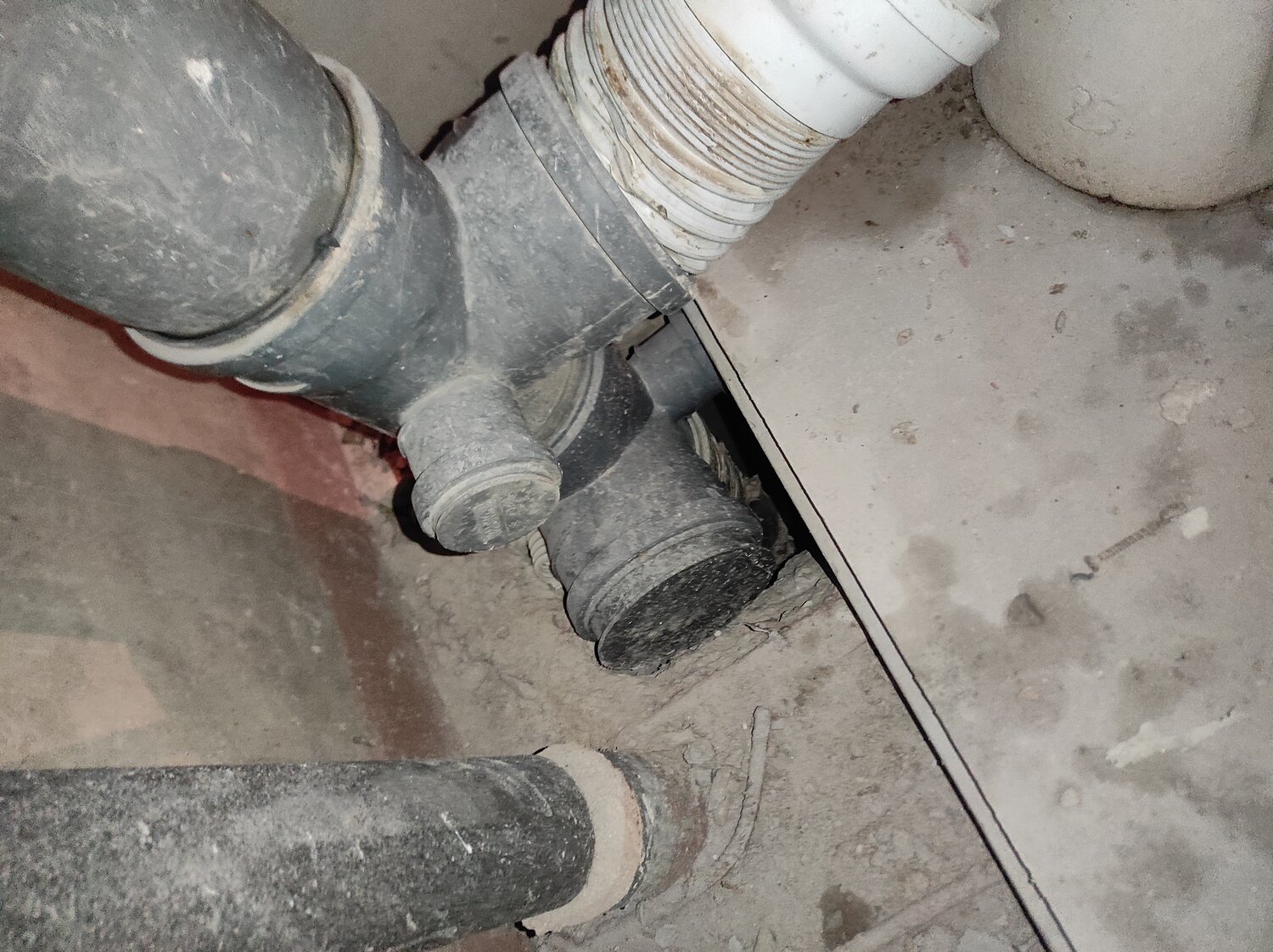 канализационные трубы, врезка в канализационную трубу, врезка тройника в канализационную трубу 110, чугунный тройник для канализации в перекрытии, чугунная канализационная труба