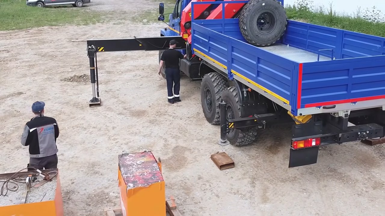 бортовой с кму, бортовой полуприцеп, бортовой камаз, урал 4320 кму палфингер, камаз 65117 с кму horyong hrs-216