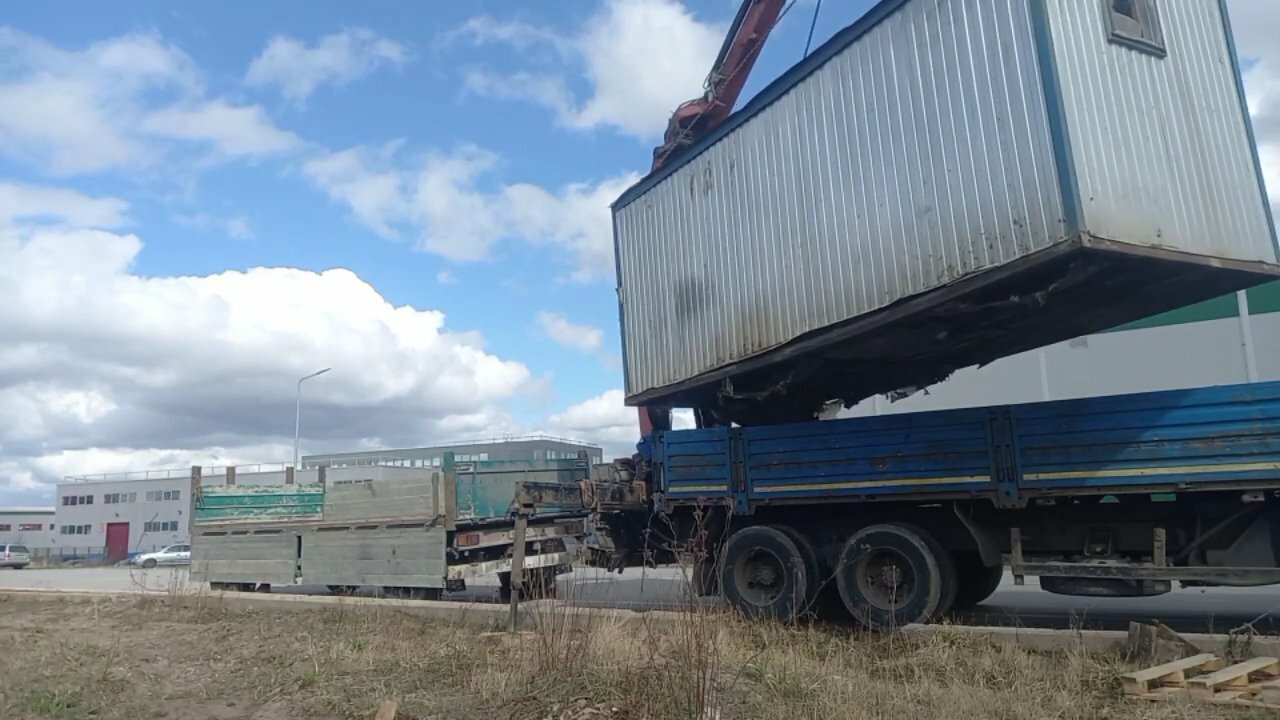 бытовка контейнер, манипулятор с контейнером, боковая разгрузка манипулятором, металлическая бытовка, разгрузка манипулятором