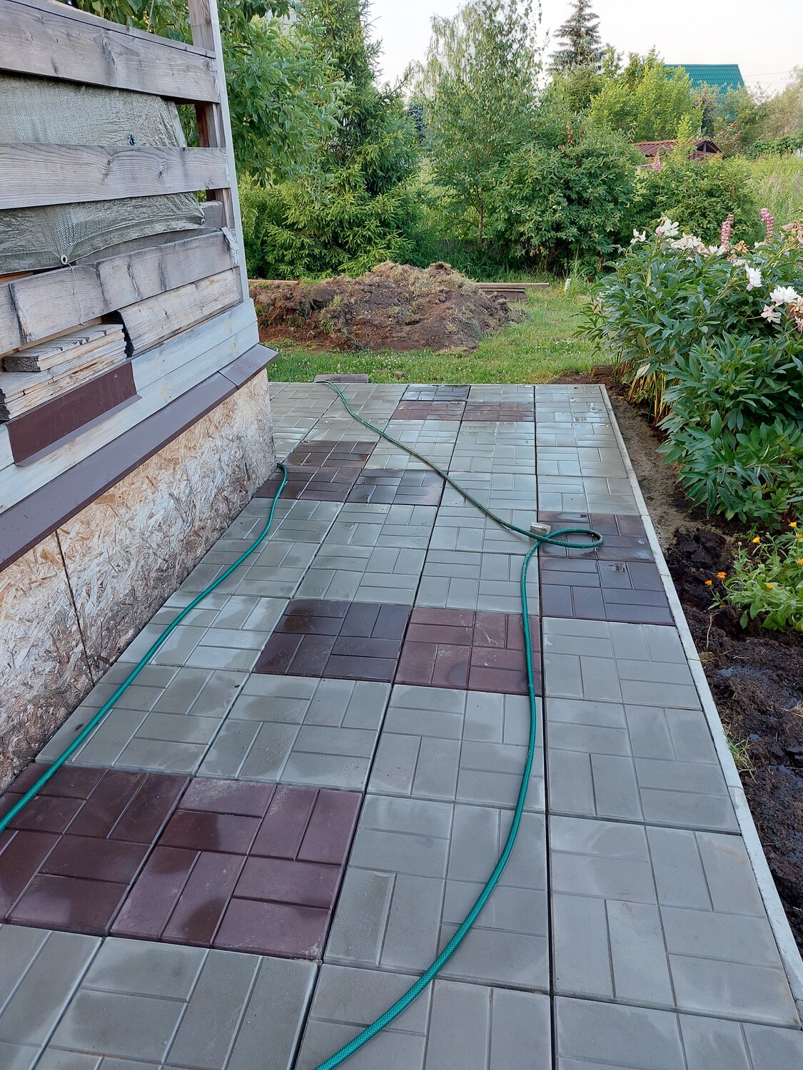 укладка тротуарной плитки, брусчатка тротуарная плитка, тротуарная плитка во дворе частного дома, тротуарная плитка вокруг дома, тротуарная плитка