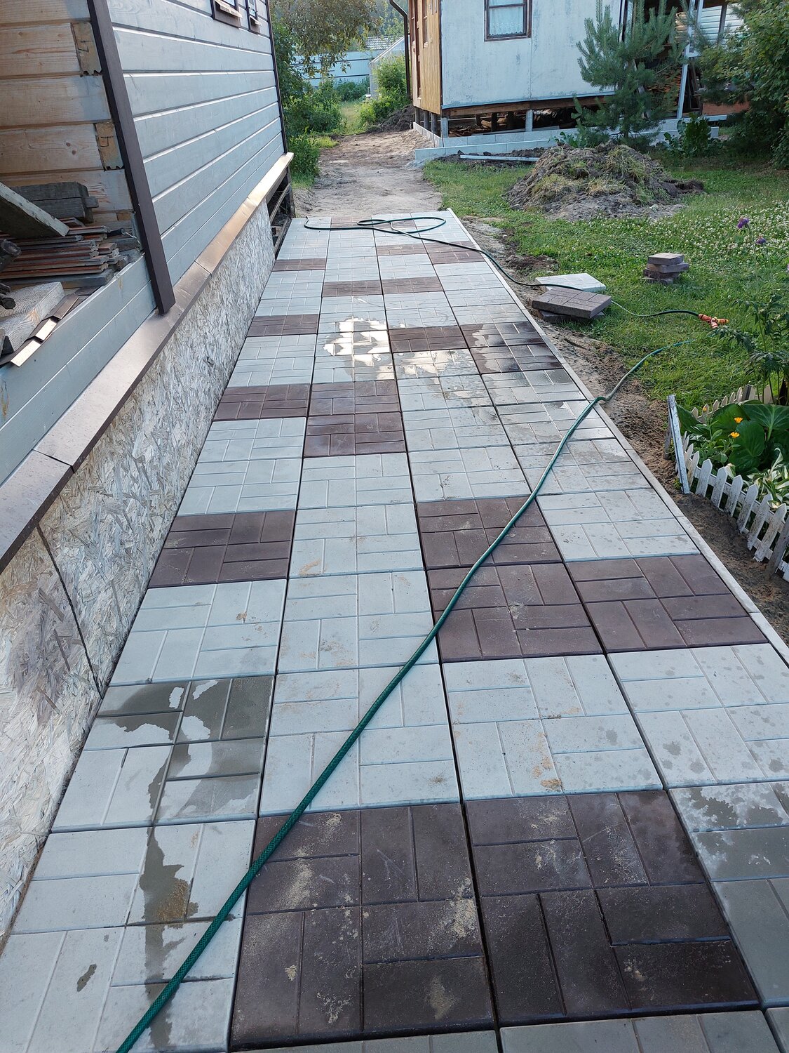 укладка тротуарная плитка, тротуарная плитка в частном доме, отмостка из брусчатки, укладка тротуарной плитки под ключ, укладка брусчатки