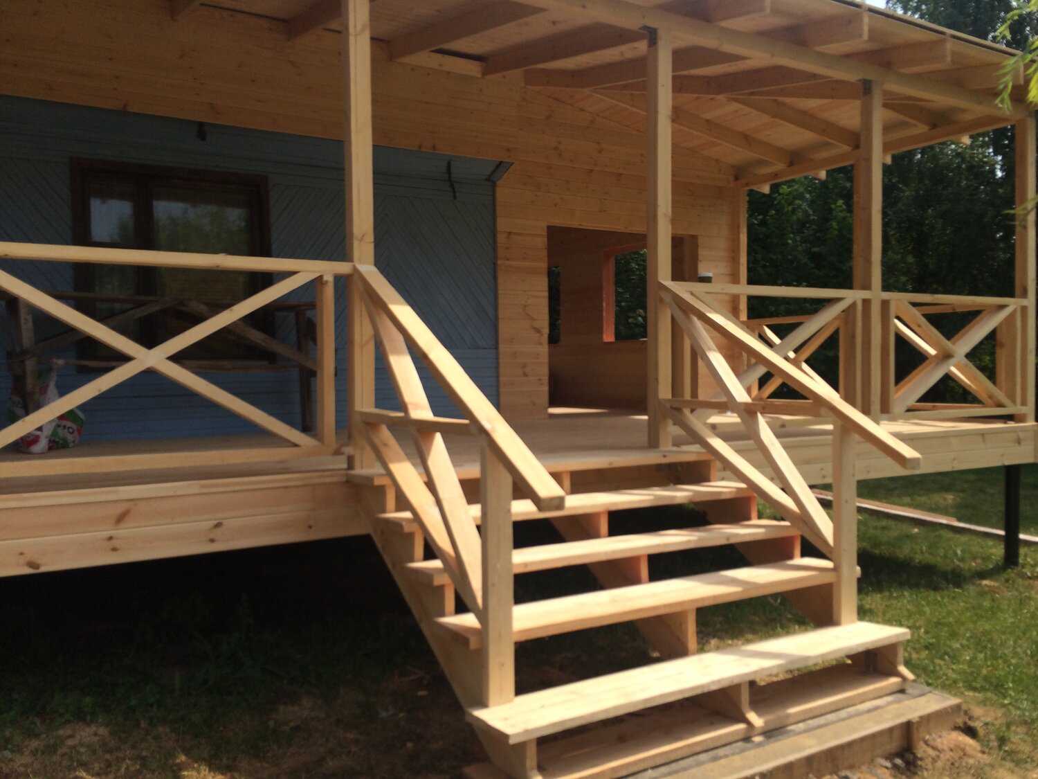 крыльцо с площадкой из дерева, крылечко для дачного домика, крыльцо дома, крыльцо из дерева, деревянное крыльцо для частного дома