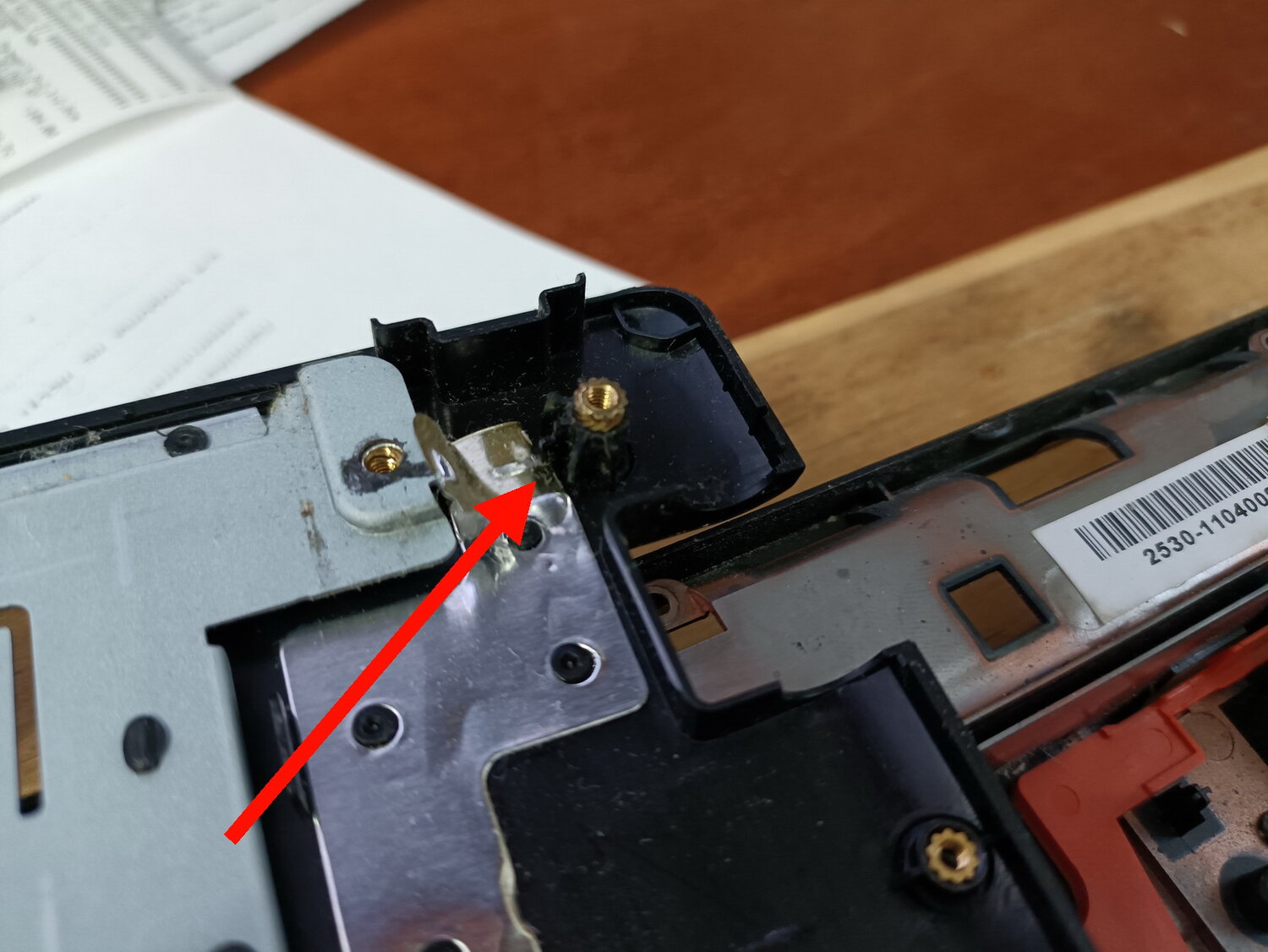 ноутбук packard bell, корпус ноутбука, шлейф в ноутбуке, петли ноутбука, отвалилась деталь на ноутбуке hp