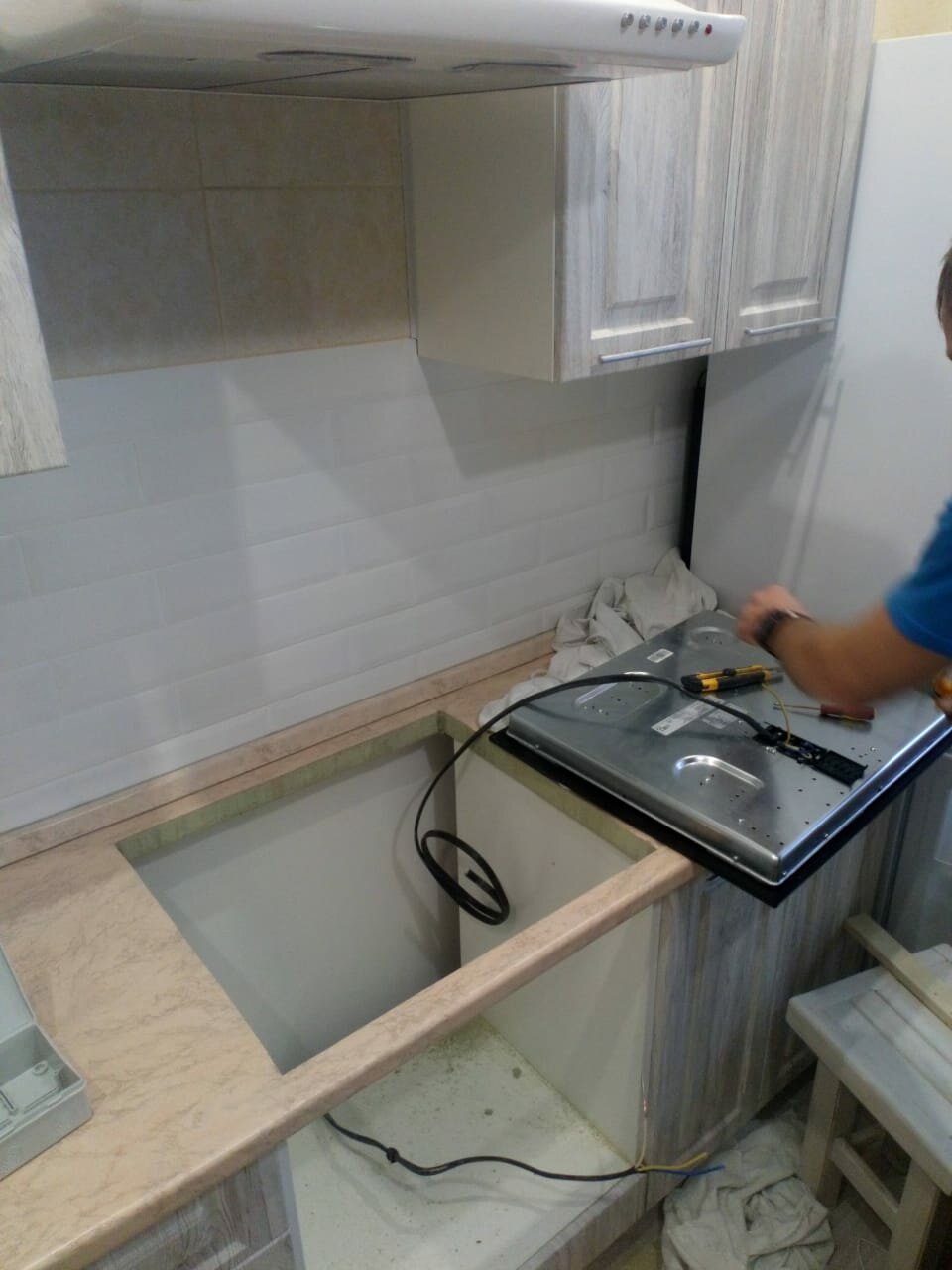 розетка под газовую варочную панель и духовой шкаф, врезка мойки и варочной поверхности в столешницу, монтаж газовой варочной панели в столешницу, монтаж кухонной столешницы, варочная панель