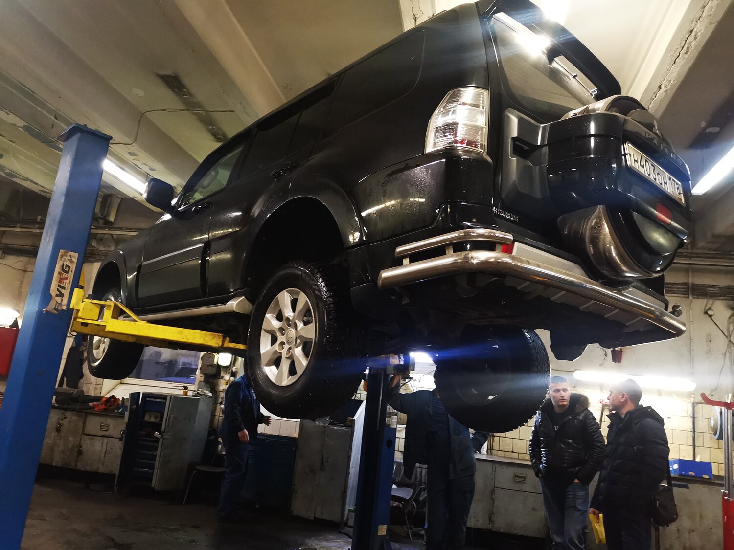 автомобиль, авто, land cruiser 200 на подъемнике, автосервис, автосервис внедорожников