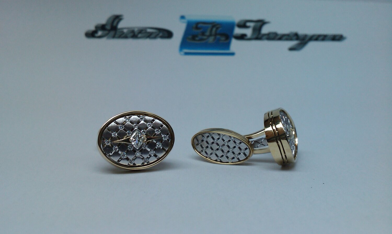 серьги гвоздики с бриллиантами из белого золота, пусеты с бриллиантами, серьги пусеты, серьги гвоздики круглые, пусеты