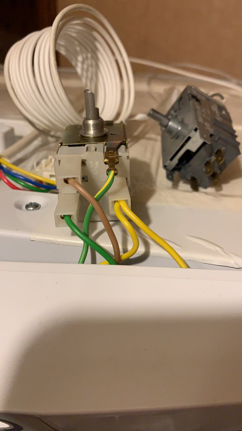 стиральная машина, датчик загрузки в стиральной машине hotpoint ariston, замена термостата холодильника, напряжение на корпусе стиральной машины, стиральная машина аристон сетевой фильтр