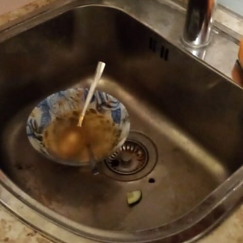 мойка, грязная вода в доме, посуда, трубочка в раковине, кран с водой