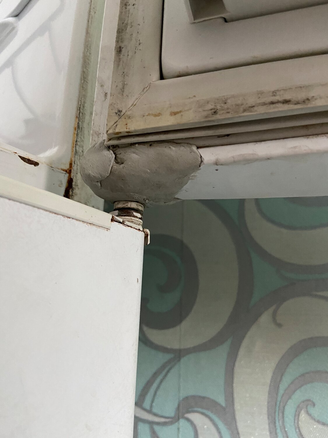 окна, пластиковое окно, бракованные пластиковые окна, угловое крепление для пластиковых окон на балконе, сломанное пластиковое окно