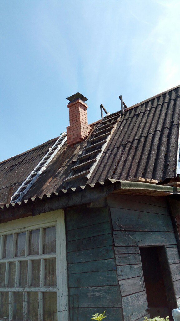 старая шиферная крыша, крыша, дом, старый шифер на кровле, крыши старых домов в деревне