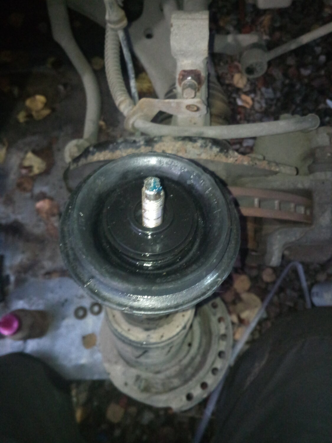 стойка ваз 2109 передняя опорный подшипник рассыпался, гайки передних стоек шевроле авео т 250, пыльник рулевого вала тойота рав 4, опора верхняя амортизатора volkswagen sharan 1999, гайка амортизатора ауди 80 б3