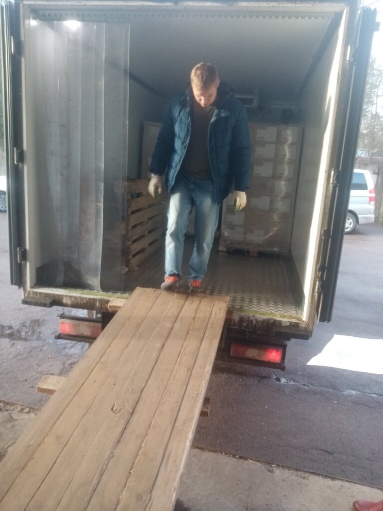 грузоперевозки, грузят в фургон, грузчик, погрузка и разгрузка, разгрузка фуры