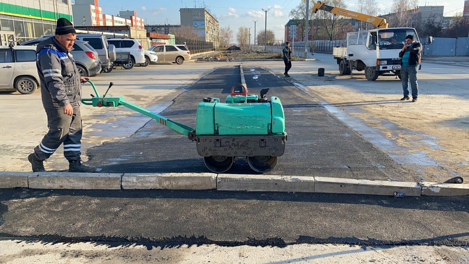 ремонт дорог, асфальт идут ремонтные работы, укладка асфальта, техника для укладки асфальтных смесей коммунальных служб, асфальтирование дорог