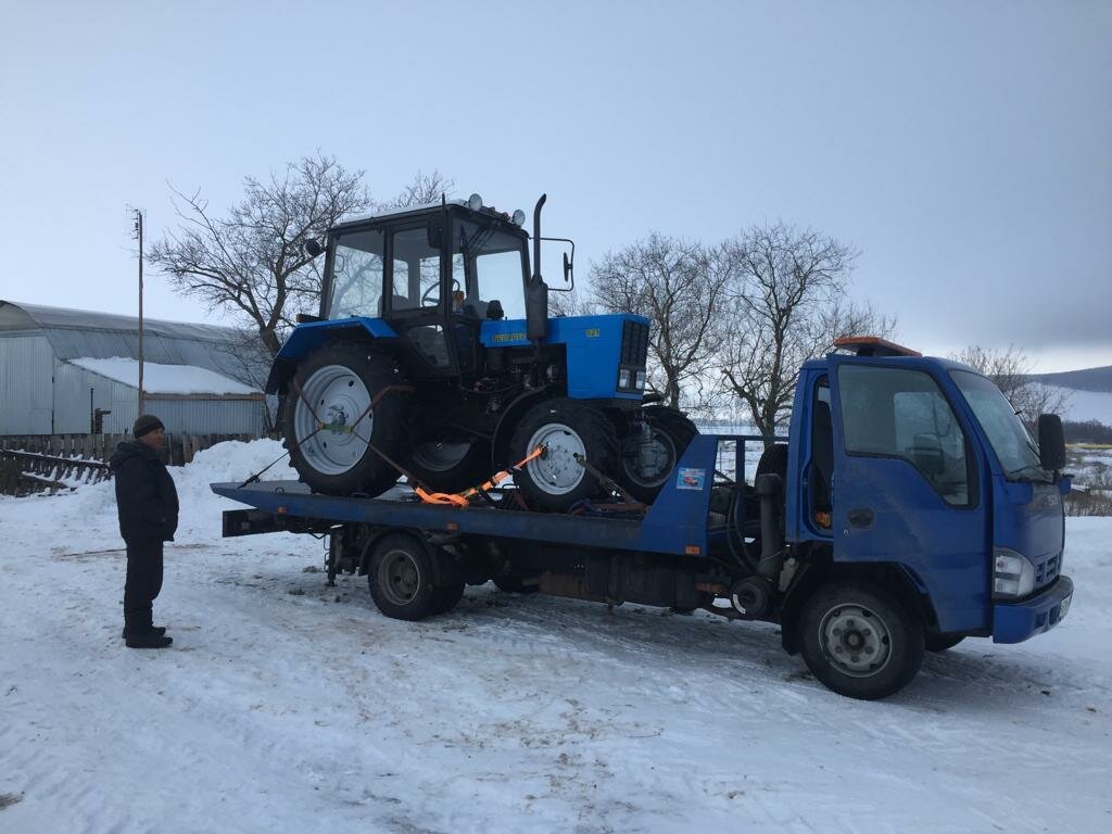 мтз 82.1 на эвакуаторе, трактор 1025 мтз на эвакуаторе, трактор мтз 82 на эвакуаторе валдай, эвакуатор, эвакуатор газ