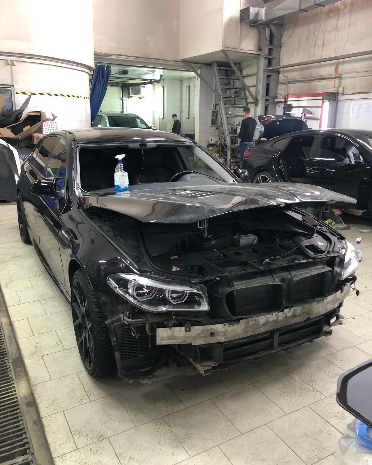 бмв ф10 битая, автомобиль, бмв x6 без бампера, ремонт бмв, бмв ф