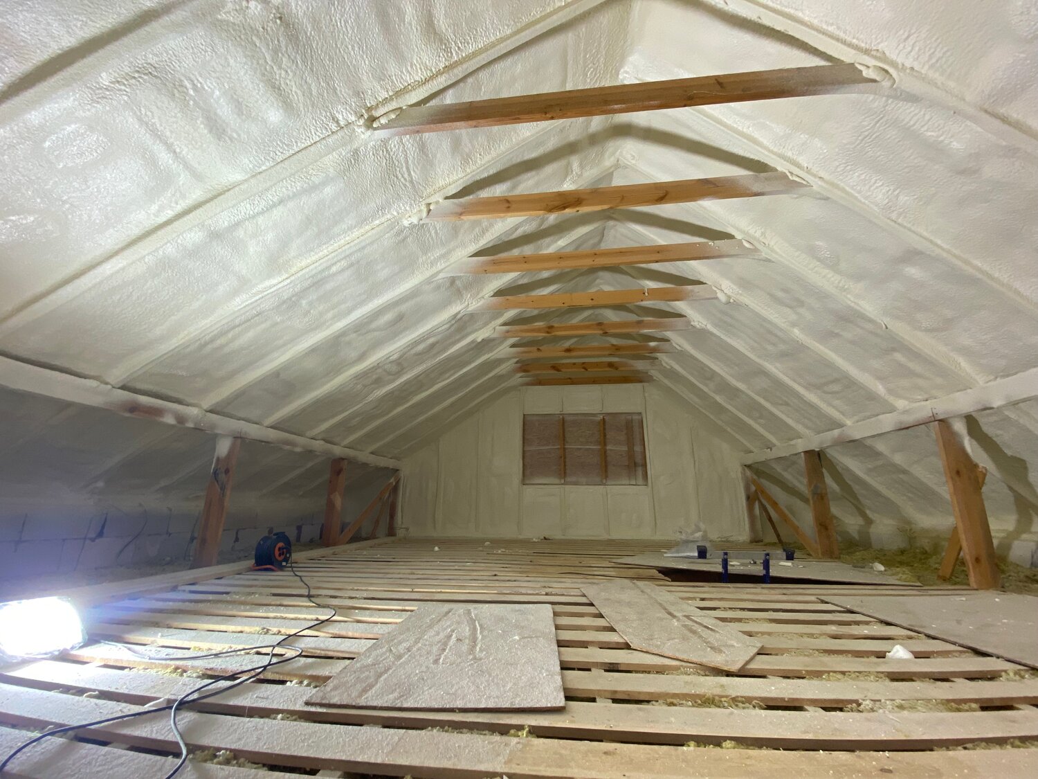 утепление мансарды, теплоизоляция мансарды, утеплитель мансарды изнутри, утепление мансарды пенополиуретаном, утепление крыши дома