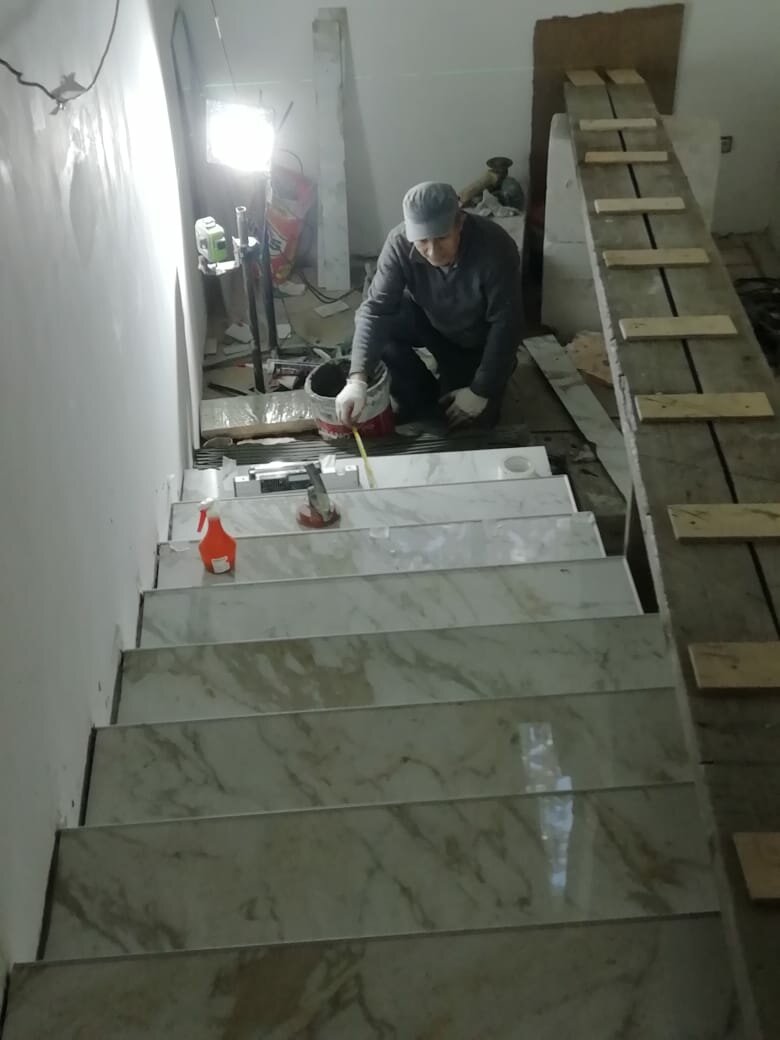 заливка бетонной лестницы в частном доме, бетонная лестница, отделка бетонной лестницы, жб лестница газобетон, монолитная лестница