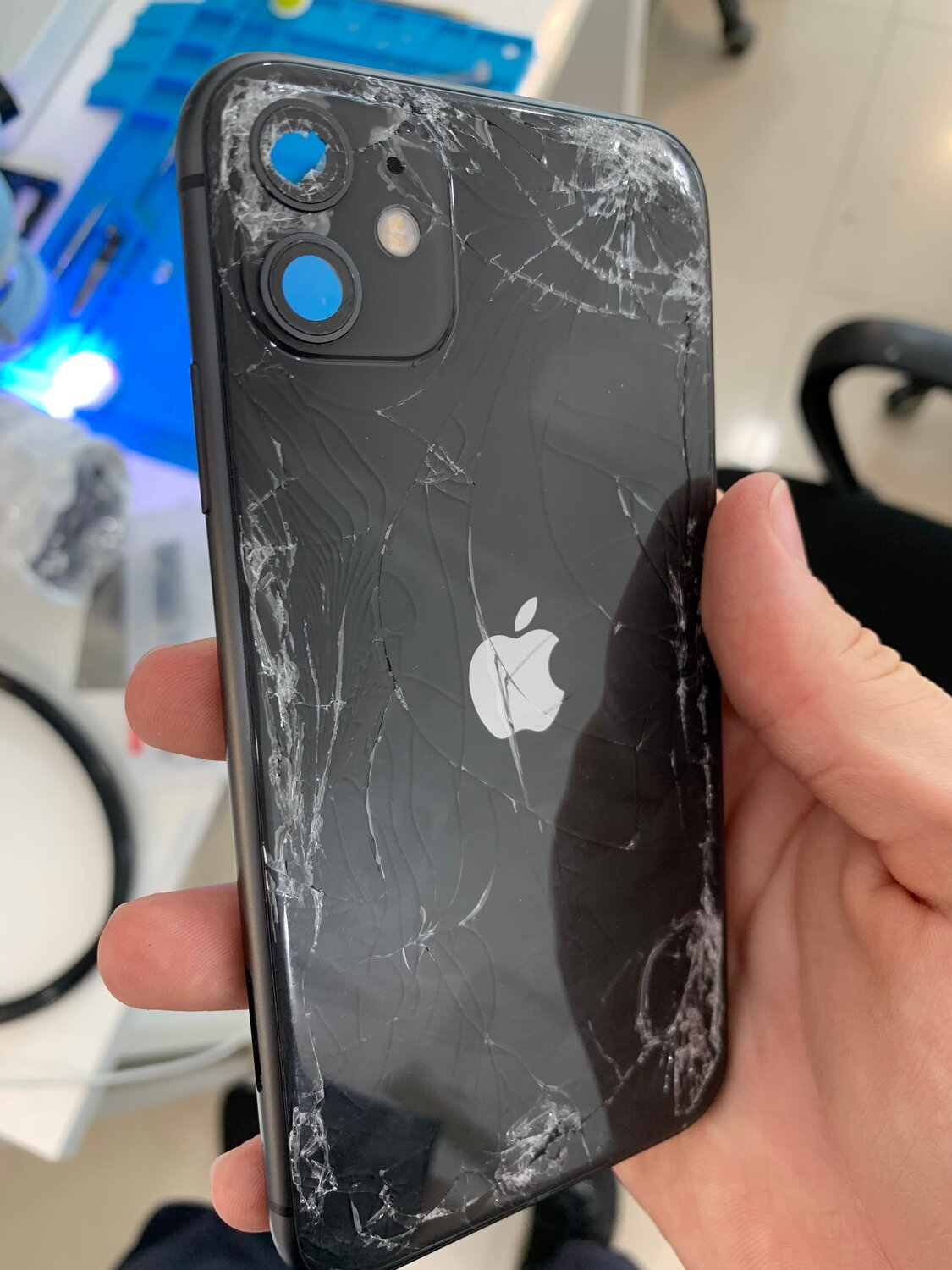 iphone 11 pro max, айфон 8 с разбитым задним стеклом, iphone 11 pro max разбить, разбитый айфон 11 промакс зелёный, iphone 11