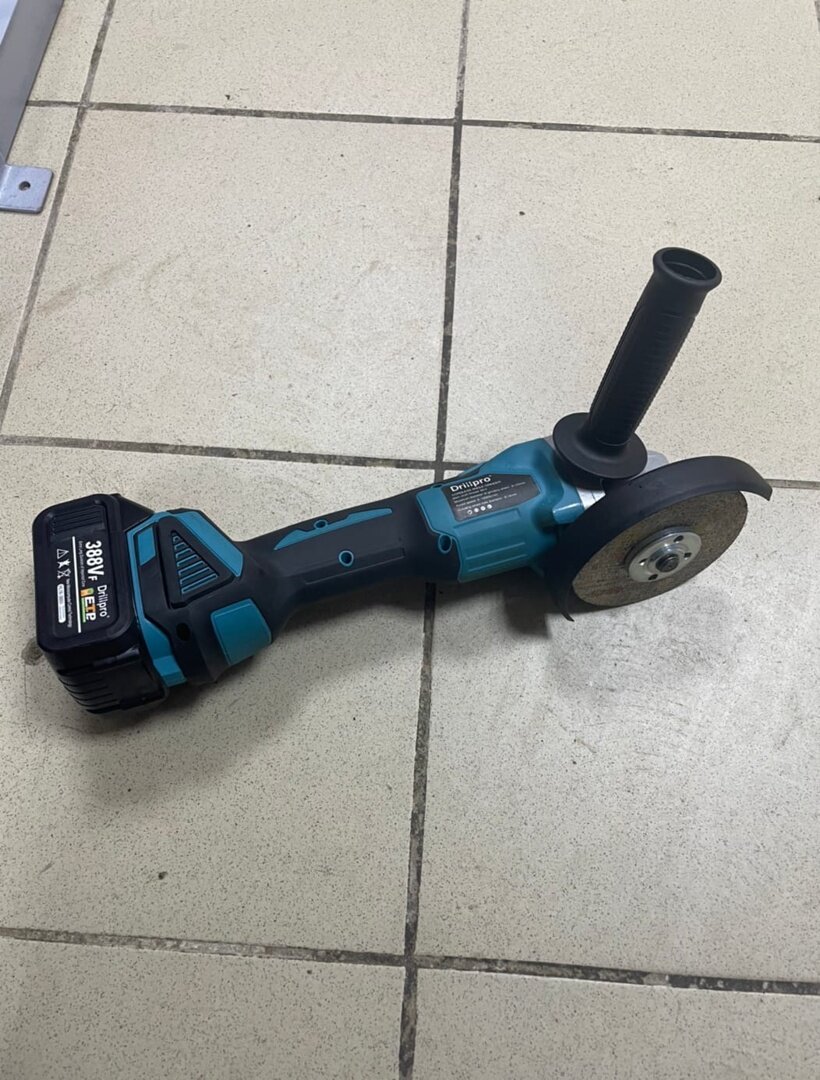 ушм макита аккумуляторная, макита ушм с аккумулятором бл1815н, makita ga5030, 720 вт, 125 мм, аккумуляторные болгарки, аккумуляторная угловая шлифмашина makita dga504rme
