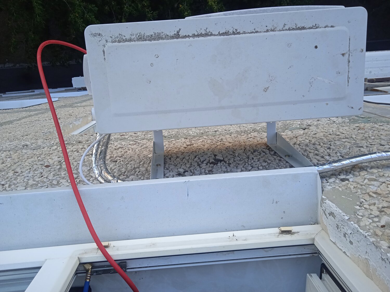 кондиционер, монтаж кондиционера, монтаж, монтаж кондиционера на тонкий парапет, теплый домик для кондиционера полюс всм