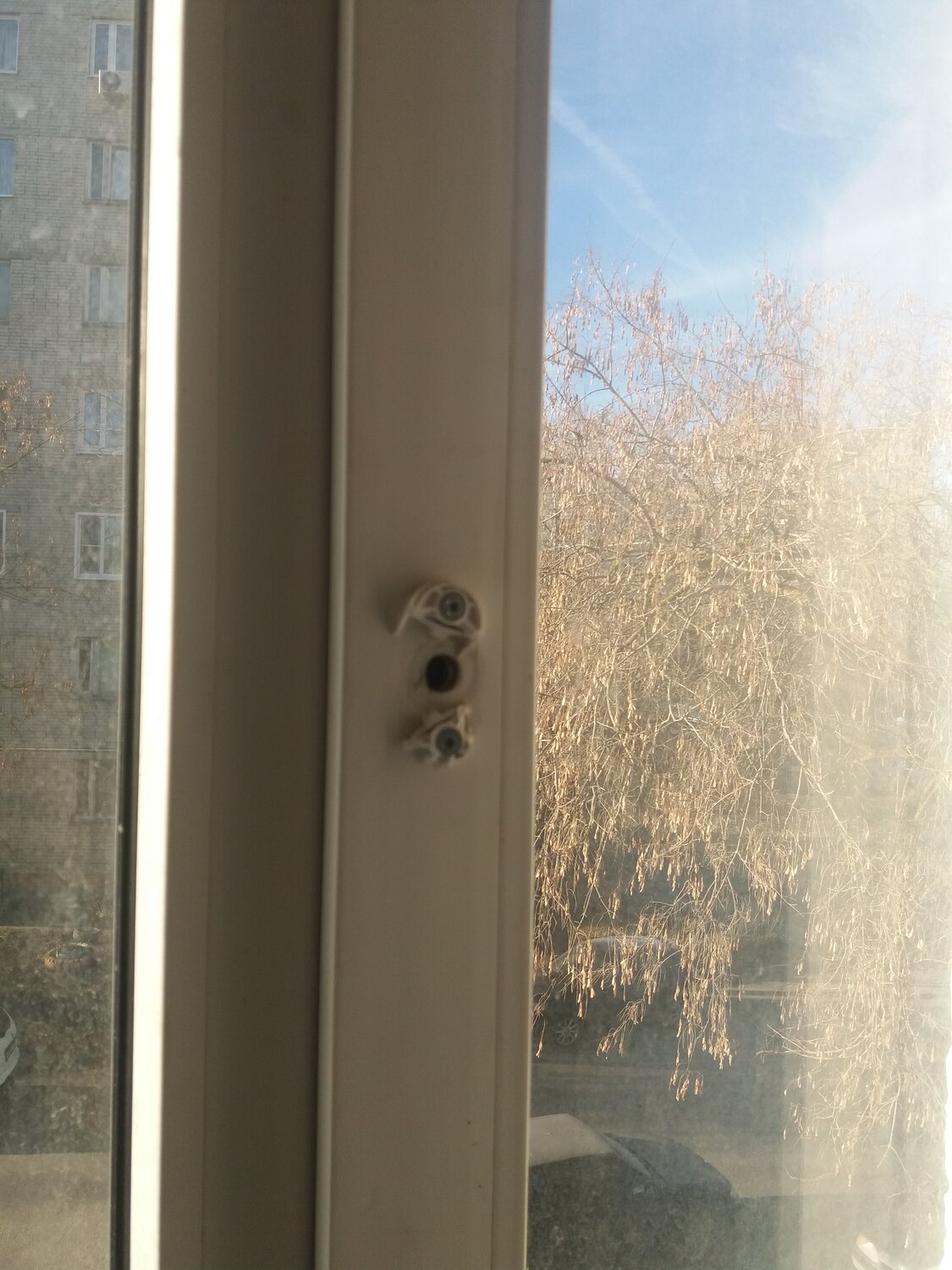 окно, из окна, окно дома, пластиковые окна, замки на пластиковые окна