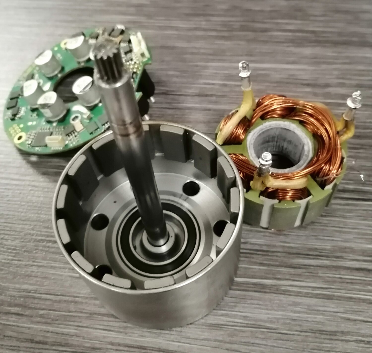 бесколлекторный магнитный двигатель, бесколлекторный двигатель makita, двигатель постоянного тока, электродвигатель постоянного тока, бесщеточный двигатель