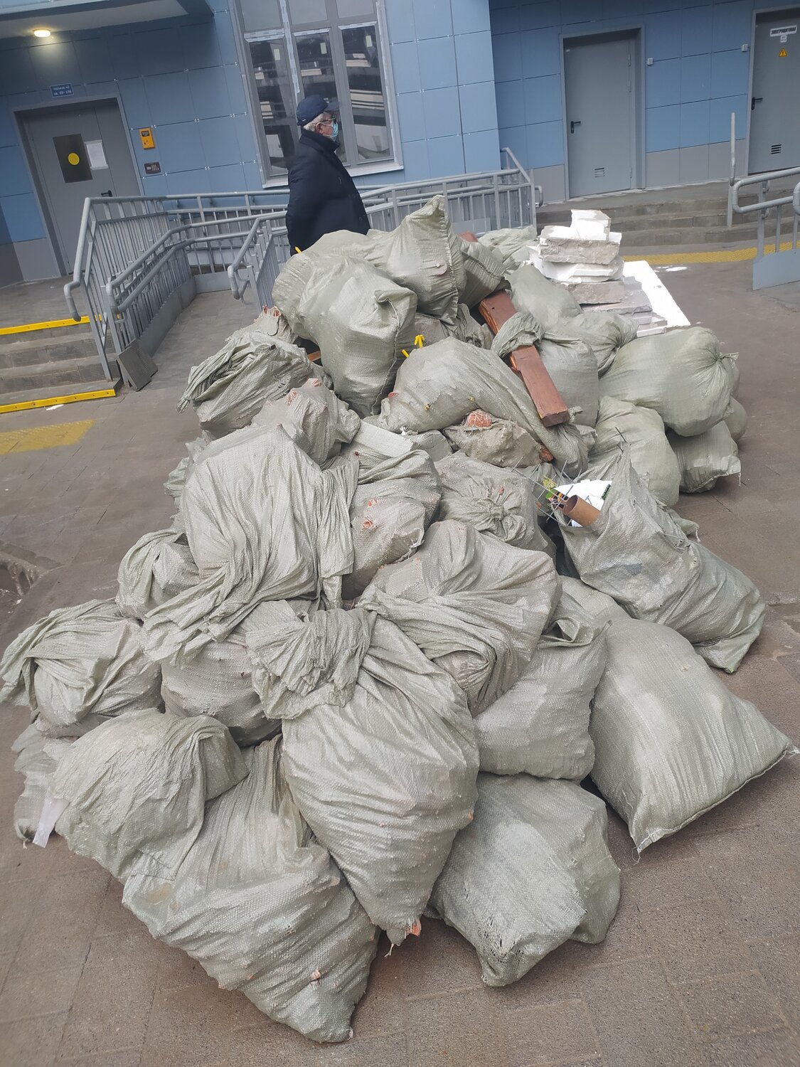 мешки для строительного мусора, вывоз мусора, погрузка в мешки строительного мусора, отходы, мусор строительный