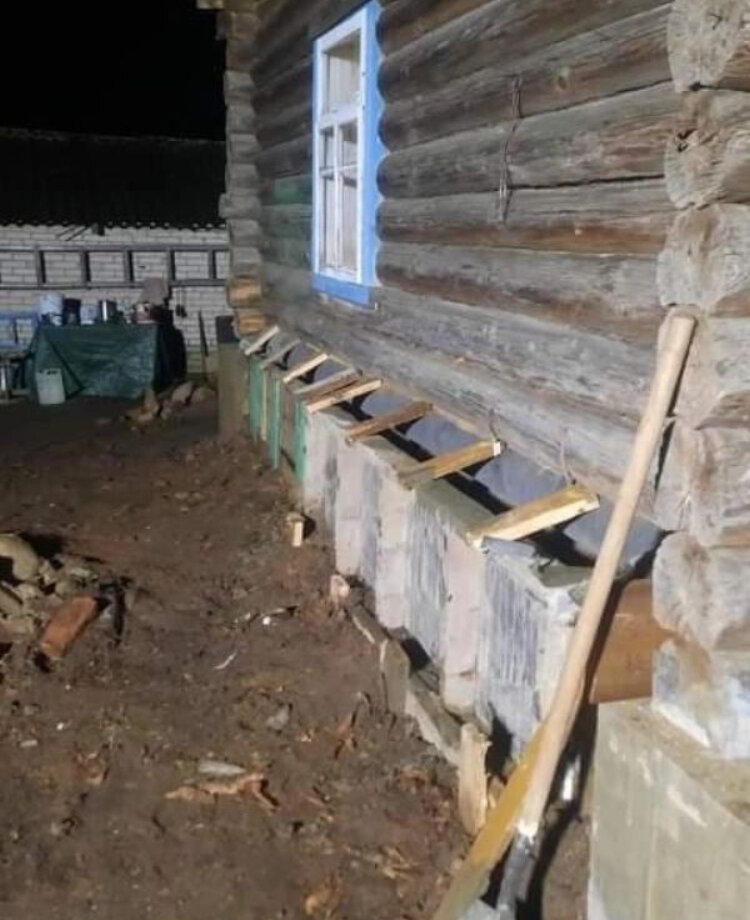 завалинки в деревянном доме, укрепление старого фундамента деревянного дома, фундамент в деревенском доме, фундамент частного дома, ремонт фундамента деревянного дома