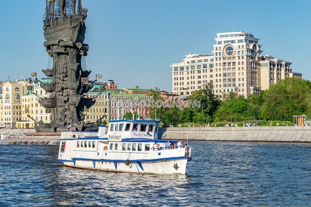 памятник петру 2 в москве, высокий памятник в москве, теплоход адмирал москва, москва памятник петру 1, корабль на москве реке