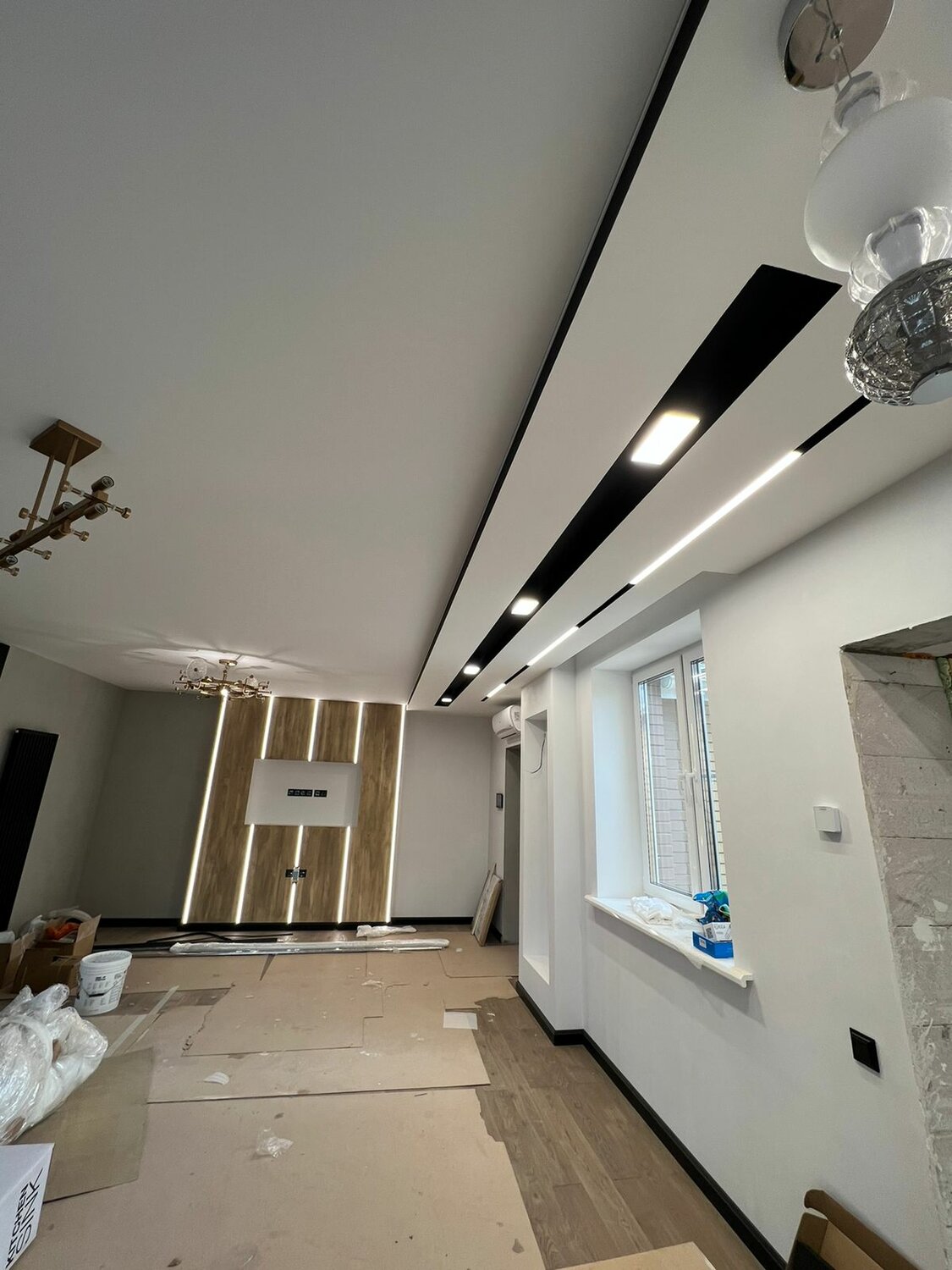 потолок, интерьер, потолок со световыми линиями, дизайн интерьера, современные натяжные потолки