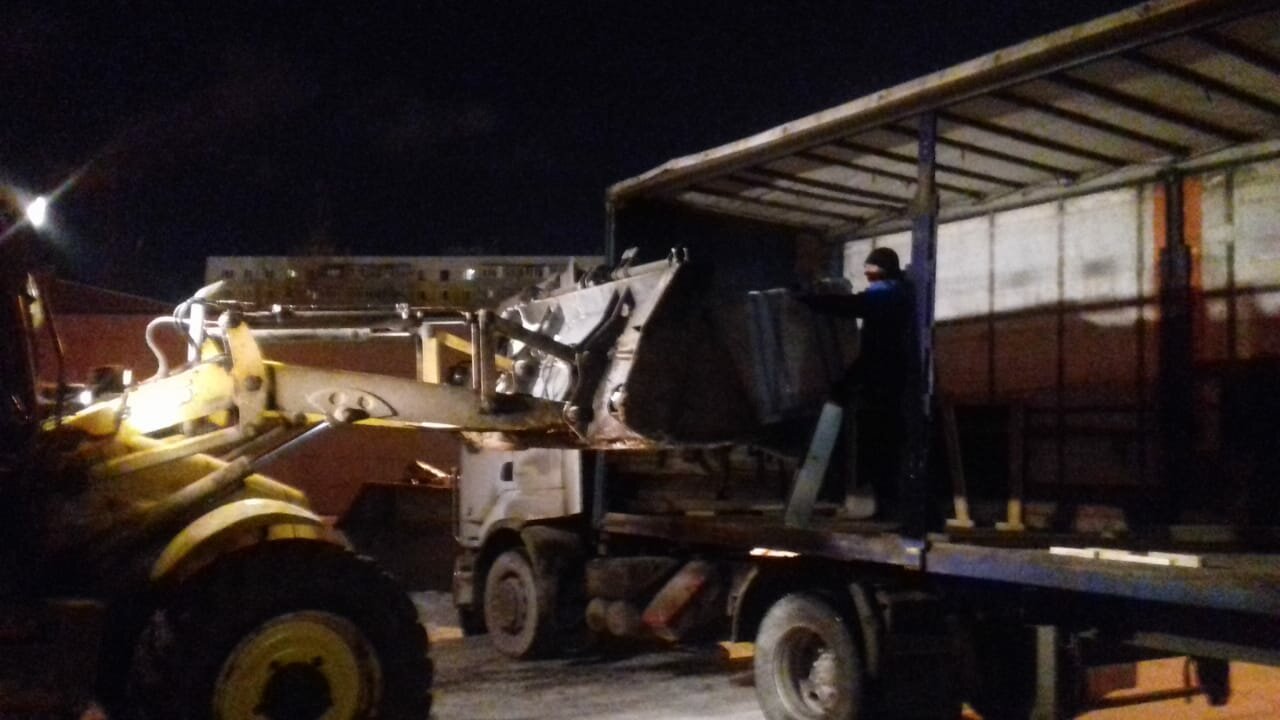 погрузка снега в самосвал ночью, дорожные машины, погрузка, тяжелая техника, техника