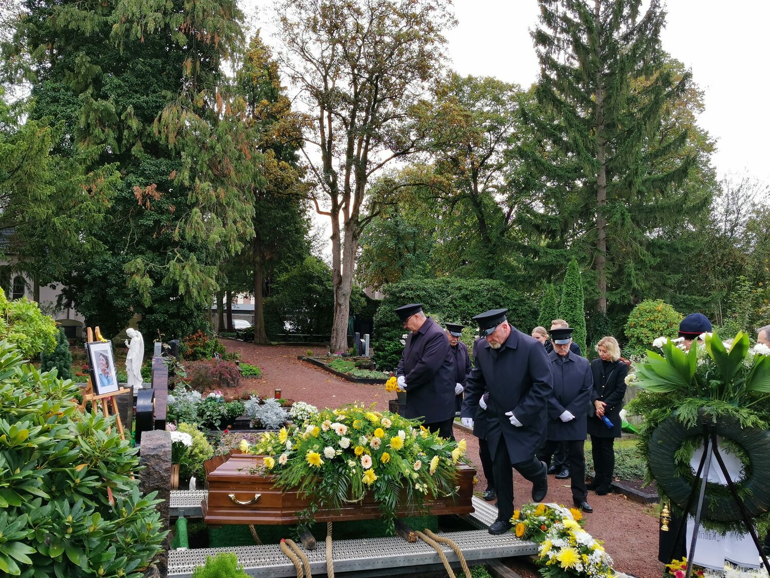 могила на кладбище, карел готт похороны, могила, сергей кульчицкий генерал могила, северное кладбище