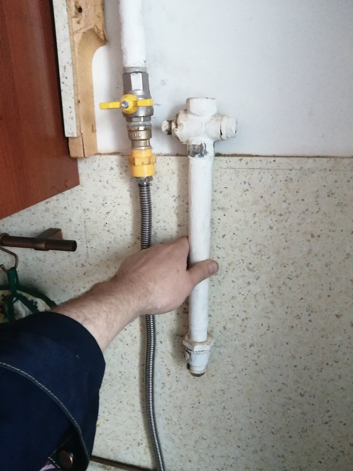 газовая труба в квартире, присоединение шланга к газовой плите, подсоединить газовый шланг к газовой трубе, газовая труба, газовый кран