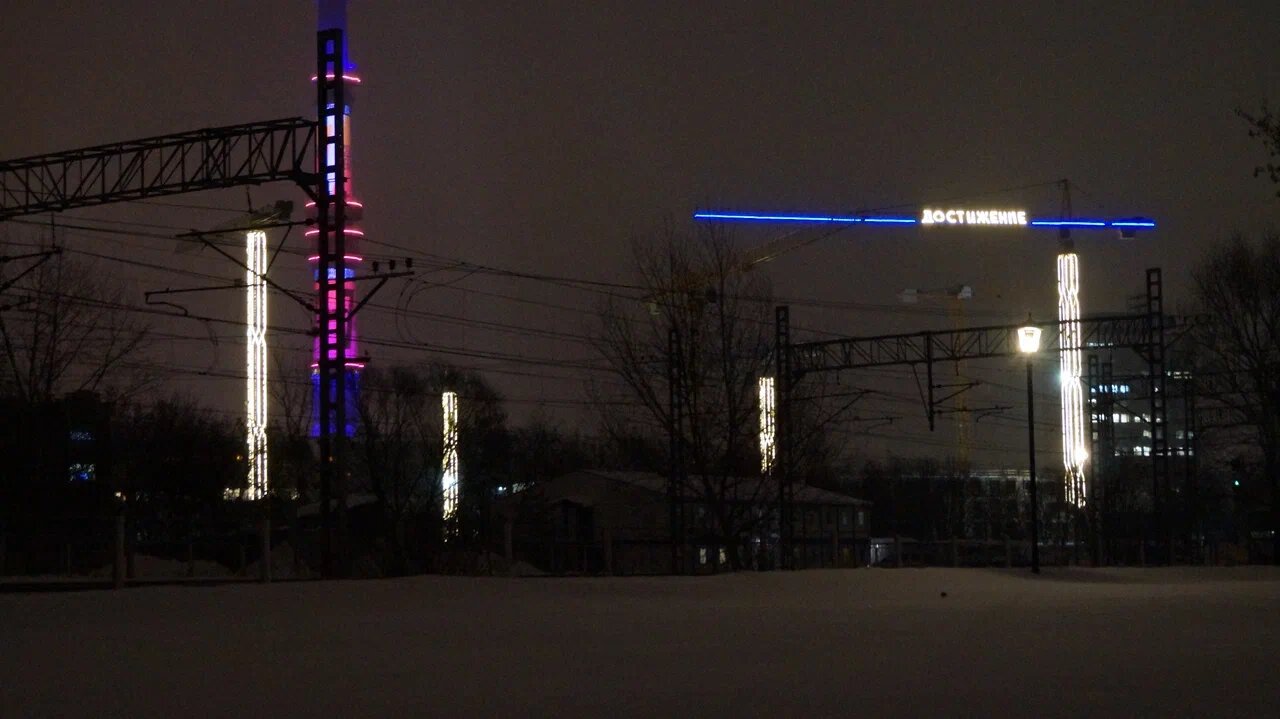 темнота, башенный кран, подсветка опор лэп, кран, стройка кран