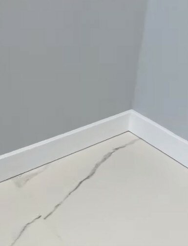 плинтус, белый плинтус, плинтус дюрополимер, плинтус пол, белый плинтус напольный